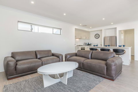 Karrinyup Waters Luxury House Rental - Pubs and Clubs 10