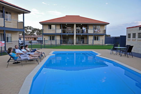 Pinnacles Edge Resort - Pubs and Clubs 3