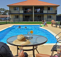 Pinnacles Edge Resort - Pubs and Clubs