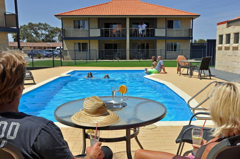 Pinnacles Edge Resort - Pubs and Clubs 0