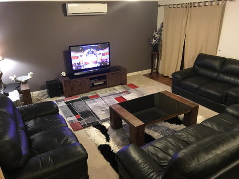 Master Room With Attachd Bath - Go Out 1