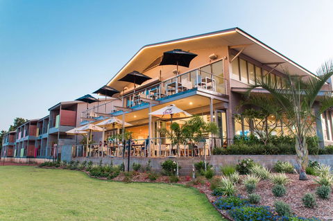 Onslow Beach Resort - Pubs and Clubs 0