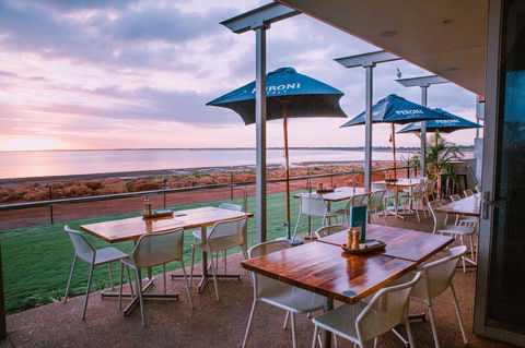 Onslow Beach Resort - Pubs and Clubs 4