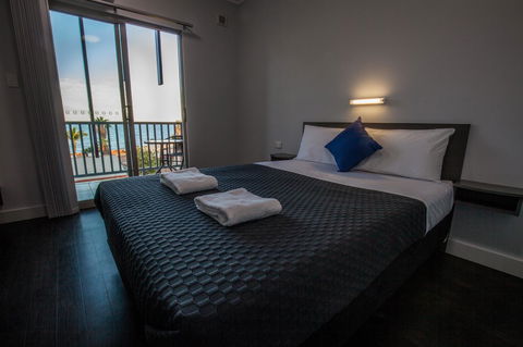 Beadon Bay Hotel - Pubs and Clubs 4