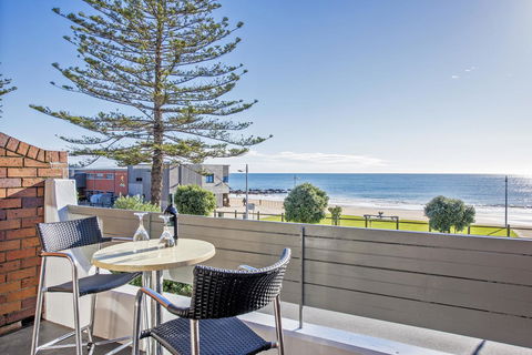 Beachfront Voyager Motor Inn - Go Out 0