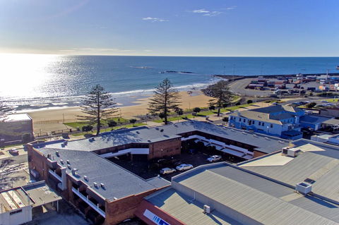 Beachfront Voyager Motor Inn - Go Out 5