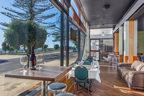 Beachfront Voyager Motor Inn - Go Out 4