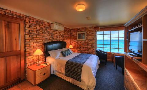 Stanley Village Waterfront Accommodation - Pubs and Clubs 24