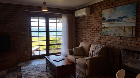 Stanley Village Waterfront Accommodation - Pubs and Clubs 2