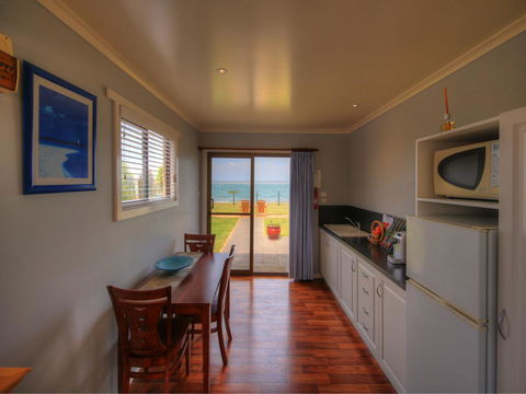 Stanley Village Waterfront Accommodation - Pubs and Clubs 14