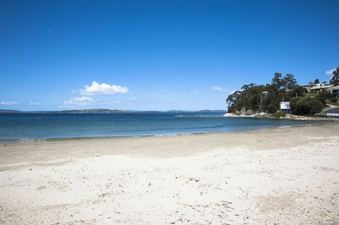 On The Beach Waterfront Apartment - Pubs and Clubs 16