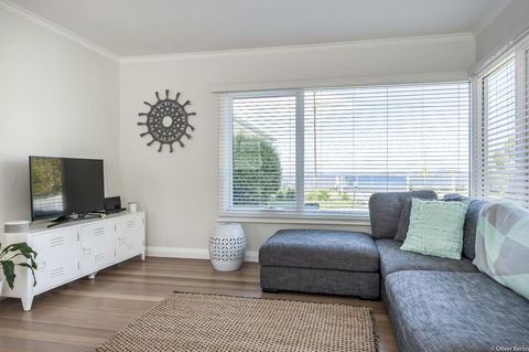 On The Beach Waterfront Apartment - Pubs and Clubs 3