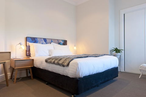 On The Beach Waterfront Apartment - Pubs and Clubs 9