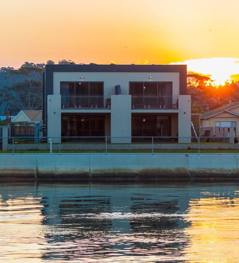 Ulverstone Waterfront Apartments - Pubs and Clubs 0