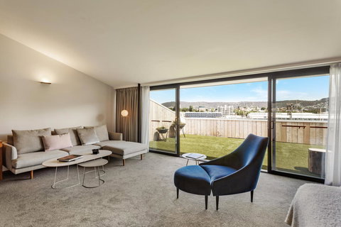 MACq 01 Hotel - Go Out 24