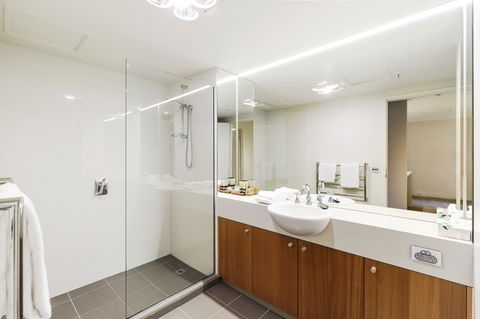 The Old Woolstore Apartment Hotel - Pubs and Clubs 15