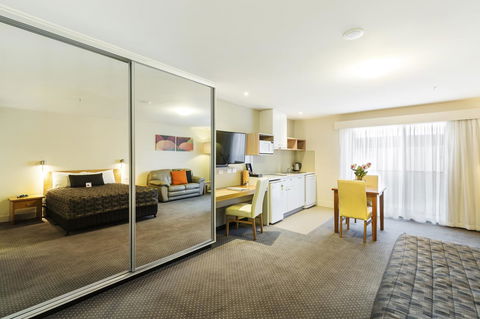 The Old Woolstore Apartment Hotel - Pubs and Clubs 21