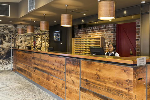 The Old Woolstore Apartment Hotel - Pubs and Clubs 1