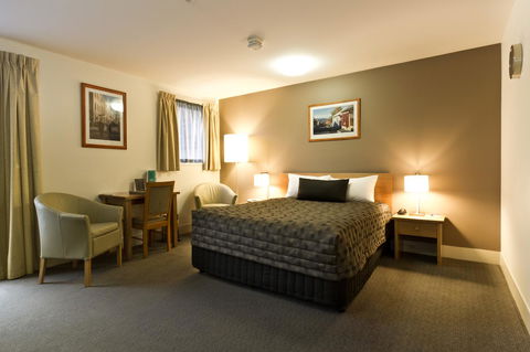 The Old Woolstore Apartment Hotel - Pubs and Clubs 32