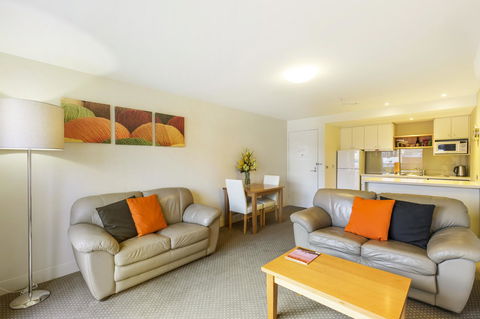 The Old Woolstore Apartment Hotel - Pubs and Clubs 11