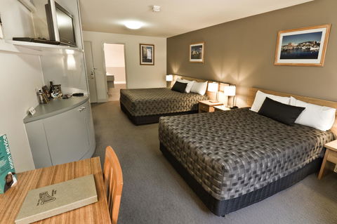 The Old Woolstore Apartment Hotel - Pubs and Clubs 10