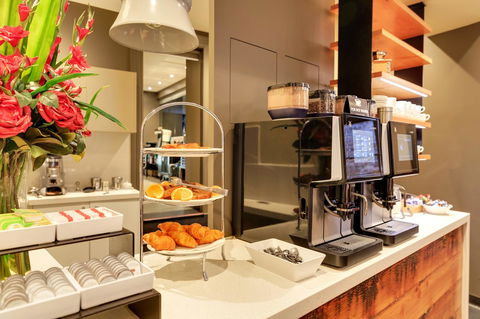 The Old Woolstore Apartment Hotel - Pubs and Clubs 5