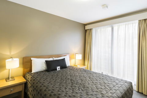 The Old Woolstore Apartment Hotel - Pubs and Clubs 18