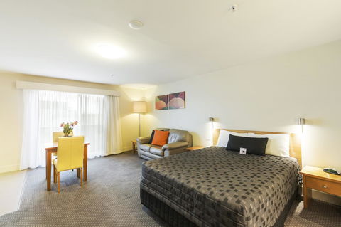 The Old Woolstore Apartment Hotel - Pubs and Clubs 22