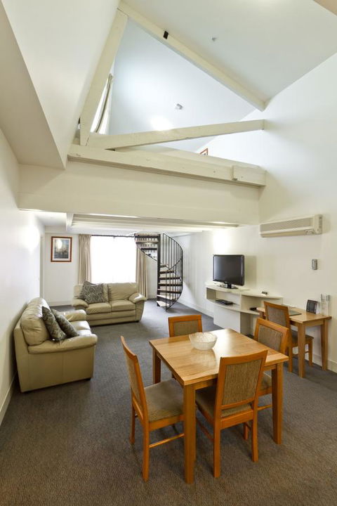 The Old Woolstore Apartment Hotel - Pubs and Clubs 26