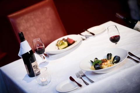 The Old Woolstore Apartment Hotel - Pubs and Clubs 39