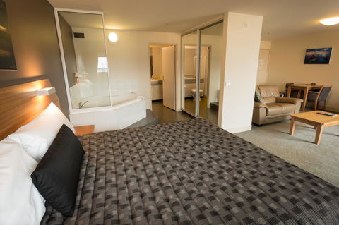 The Old Woolstore Apartment Hotel - Pubs and Clubs 31