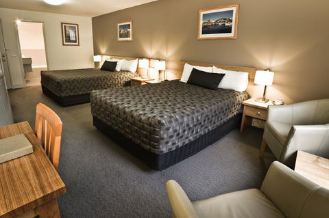 The Old Woolstore Apartment Hotel - Pubs and Clubs 33