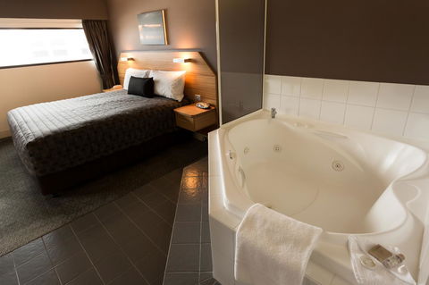 The Old Woolstore Apartment Hotel - Pubs and Clubs 28