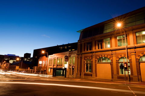 The Old Woolstore Apartment Hotel - Pubs and Clubs 2