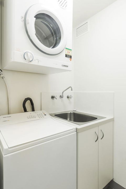 The Old Woolstore Apartment Hotel - Pubs and Clubs 13