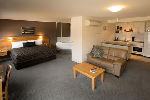 The Old Woolstore Apartment Hotel - Pubs and Clubs 25