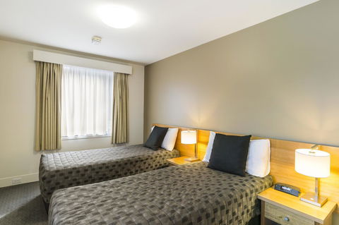 The Old Woolstore Apartment Hotel - Pubs and Clubs 9