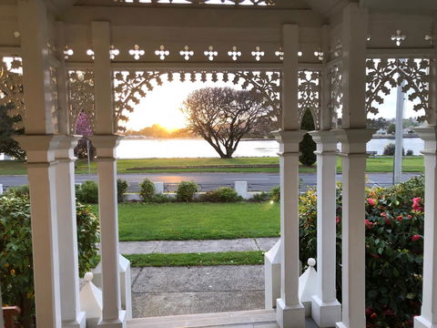 Riverbank Villa - Go Out 8