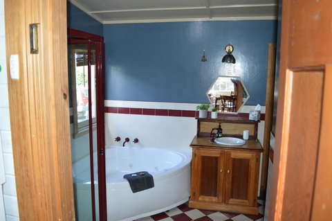 The Dragonfly Inn - Go Out 15