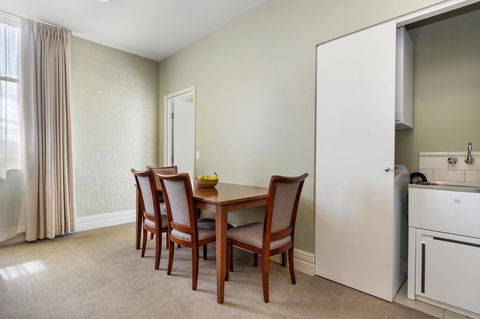 Launceston Central Apartment Hotel Official - Pubs and Clubs 4