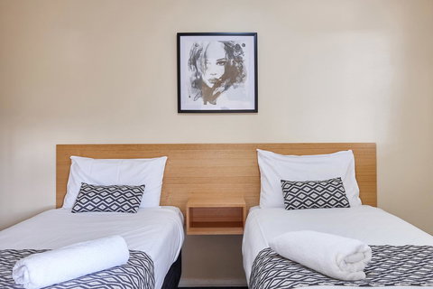 Elphin Serviced Apartments - Go Out 3