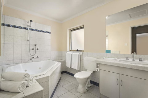 Elphin Serviced Apartments - Go Out 37