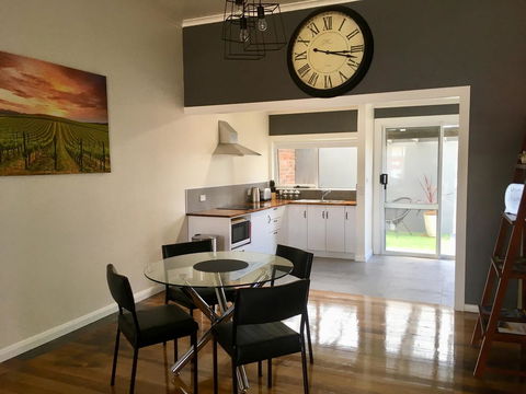 Apartment 5ive - Pubs and Clubs 5