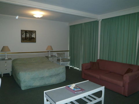 Parklane Motel - Pubs and Clubs 34