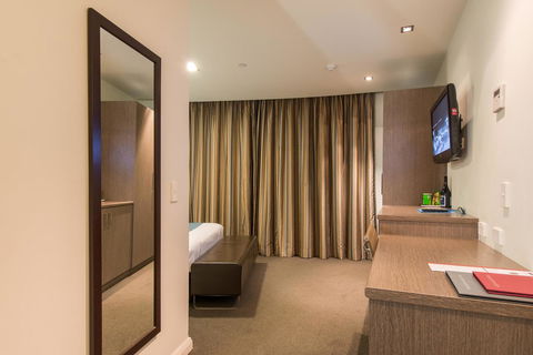 Mantra Collins Hotel - Pubs and Clubs 38