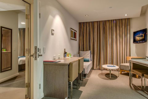 Mantra Collins Hotel - Pubs and Clubs 25