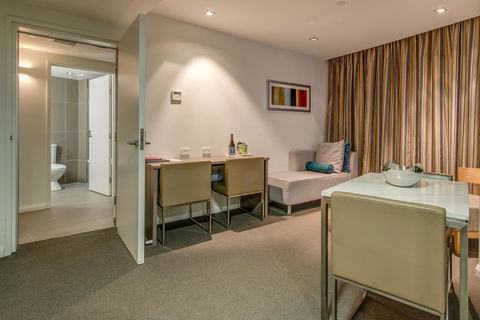 Mantra Collins Hotel - Pubs and Clubs 21