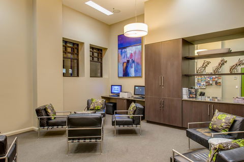 Mantra Collins Hotel - Pubs and Clubs 1