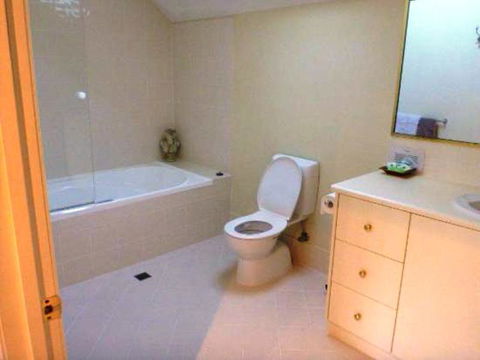 Aldermere Estate Luxury Apartments - Pubs and Clubs 5