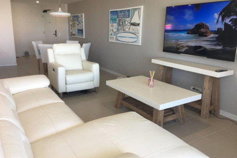 NEW UPMARKET COMFORTABLE 2 Bed, 2 Bath, OCEAN VIEWS, 250m To BUDDINA BEACH! - Go Out 3
